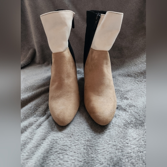 NWOT Woman's Heel/Boot Shoes Size 7 - Picture 2 of 4